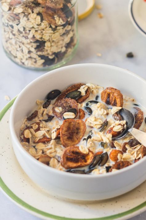 Muesli ('Müsli') Homemade Banana Chips, Healthy Breakfast Dishes, Muesli Recipe, High Fiber Breakfast, Fruit Chip, 5 Minute Meals, Freeze Dried Fruit, A Healthy Breakfast, Homemade Muesli