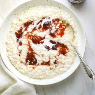 Creamy Coconut + Brown Rice Porridge - Craving California Coconut Brown Rice, Brown Rice Porridge, Coconut Porridge, Brown Butter Cookies, Breakfast For A Crowd, Porridge Recipes, Rice Porridge, Strawberry Banana Smoothie, Banana Smoothie