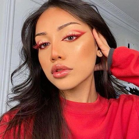 Loving this reversed cat eye in red 🌹 Fashion Eyeliner, Red Eyeliner Makeup, Carnaval Make-up, Pelottava Halloween, Red Makeup Looks, Devil Makeup, Concert Makeup, Red Eyeliner, Red Eye Makeup