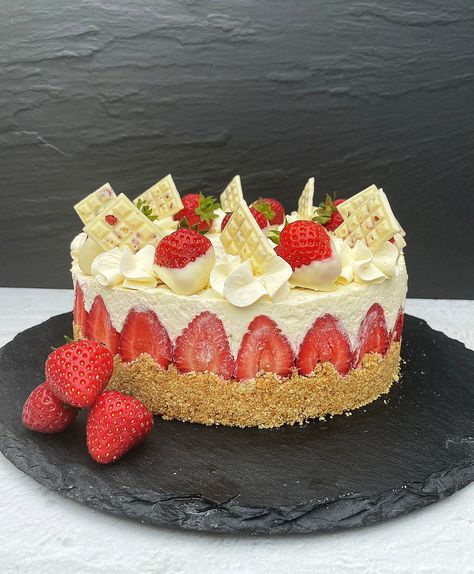 Strawberry & White Chocolate Cheesecake Decorated Cheesecake, Cheesecake Decoration, Chocolate Strawberry Cheesecake, Birthday Cheesecake, Strawberry White Chocolate, Christmas Cheesecake, White Chocolate Strawberries, White Chocolate Cheesecake, Dipped Strawberries