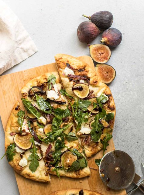 Make this easy vegetarian dinner in minutes. This fig flatbread features sweet figs, caramelized onions, creamy goat cheese, and fresh arugula for a sweet and savory meal that really satisfies. #figs #figrecipes #flatbread Fig Recipes Savory, Fresh Fig Recipes Simple, Vegetarian Flatbread Recipes, Fall Flatbread, Arugula Flatbread, Yule 2024, Figs Recipes, Fig Flatbread, Goat Cheese Flatbread