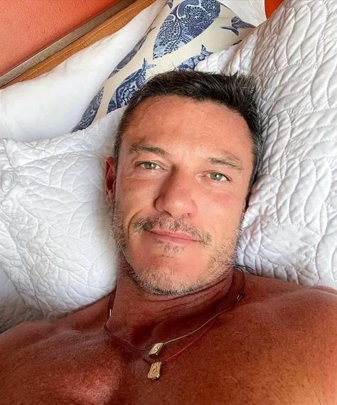 Luke Evans Body, Luke Evans The Hobbit, Luke Evans Actor, Miss Saigon, Luke Evans, Man Photo, Bob Dylan, Beauty And The Beast, Actors & Actresses