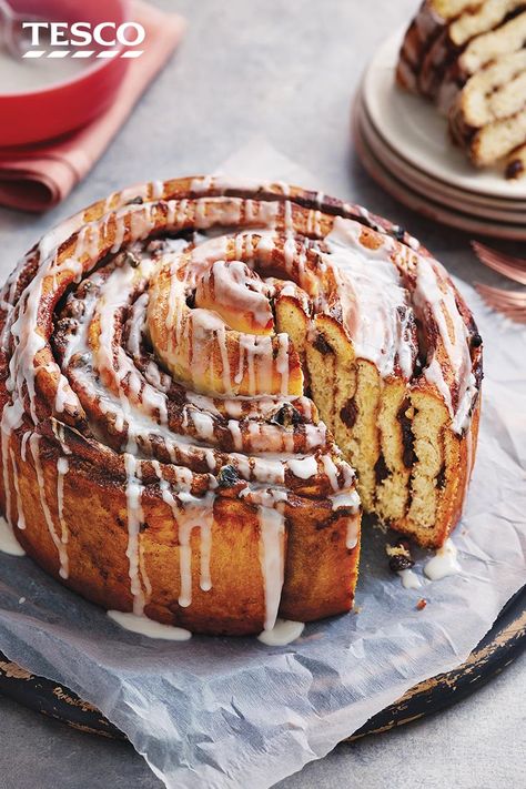 Cinnamon Bun Birthday Cake, Cinnamon Rolls Cake, Brunch Ideas Easter, Springtime Desserts, Creepy Wedding, Cinnamon Bun Cake, Family Dessert Recipes, Cinnamon Bun Recipe, Bun Cake