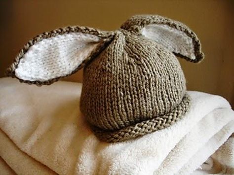 Learn how to knit this adorable bunny hat for your baby. Bunny Beanie, Baby Bunny Hat, Knitted Bunny, Baby Hat Knitting Pattern, Bonnet Pattern, Hat Knitting Pattern, Bunny Hat, Hat Knit, Adorable Bunny