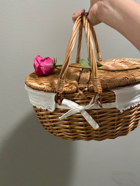 romantic picnic date rose aesthetic wicker basket Picknick Basket Aesthetic, Food Basket Aesthetic, Cute Picnic Basket Aesthetic, Aesthetic Picnic Basket, Picnic Aesthetic Romantic, Picnic Aesthetic Date, Picnic Basket Aesthetic, Romantic Gift Basket, Aesthetic Gift Basket