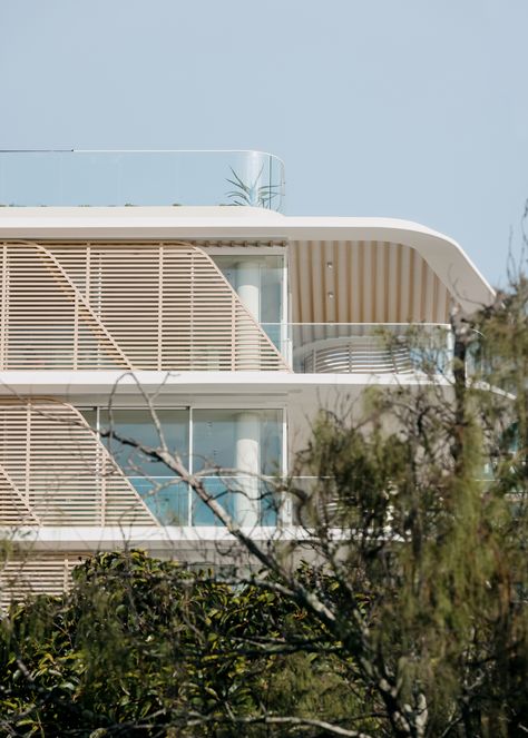 Drawing inspiration from local Norfolk pines, the latest mixed-use residential project by Koichi Takada Architects is a sculptural and sympathetic addition to its coastal location in Burleigh Heads (Queensland, Australia). The organic, overlapping architectural curves and linear screening form the basis for this responsive building with passive design principles at play. Koichi Takada, Facade Pattern, Urban Design Concept, Hospital Architecture, Norfolk Pine, Burleigh Heads, Passive Design, Parametric Architecture, Garden Tool Storage