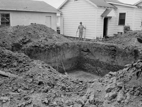 This cheap DIY underground bunker could help you survive nuclear fallout if an attack is imminent. Living through an apocalypse can be affordable. Underground Nuclear Bunker, Diy Bunker, Nuclear Fallout Shelter, Luxury Bunkers, Nuclear Bunker, Underground Bunkers, Nuclear Fallout, Retail Advertising, Waterproof Tarp