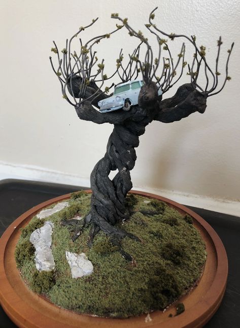 Whomping Willow Harry Potter, Hogwarts Terrarium, Diy Whomping Willow, Harry Potter Sculpture, Herbology Garden, Booknook Harry Potter, Harry Potter Terrarium, Harry Potter Present Ideas, Harry Potter Clay Ideas