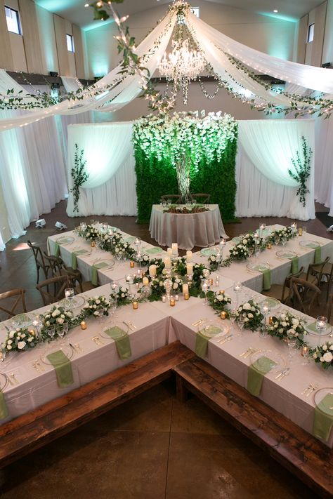 Green White And Gold Outdoor Wedding, Diy Emerald Green Centerpieces, Green Wedding Decorations Centerpieces, Emerald And White Wedding Theme, Green White And Gold Wedding Theme, Emerald Green Wedding Theme Decor Receptions, Emerald Green And White Wedding Theme, Green And Silver Wedding Theme, Emerald Green Gold And White Wedding