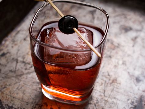 The Boulevardier takes the same Negroni formula--a good dose of gin brushed up with equal parts Campari and sweet vermouth--and gives it a twist by substituting whiskey for the gin. Boulvedier Cocktail, Boulevardier Cocktail Recipe, Boulevardier Cocktail, Rye Cocktails, Campari Cocktails, Boulevardier, Sweet Vermouth, Best Bourbons, Sweet Cocktails