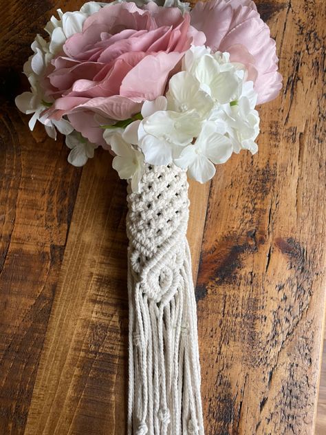 Looking for boho wedding inspiration, our gorgeous Macrame Bouquet Wrap is the perfect accessory. Macrame Wedding Bouquet, Boho Wedding Macrame, Macrame Wedding Bouquet Wrap, Macrame Bouquet Wrap, Macrame Alter Wedding, Macrame Bouquet, Diy Crochet Bag, Macrame Wedding, Bouquet Wrap