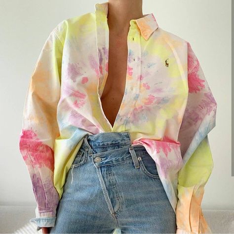 Camisa Tie Dye, Shirt Outfit Summer, Short Blanc, Fall Trends Outfits, Tie Dye Fashion, Mode Chanel, How To Tie Dye, Tie Dye Diy, Tie Dye Outfits