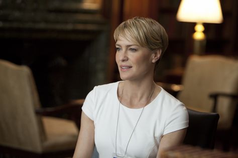 Robin Wright’s 15 Best Hair Moments in "House of Cards" Robin Wright Haircut, Robin Wright Hair, Claire Underwood Style, Very Short Pixie Cuts, Claire Underwood, Cute Pixie Haircuts, Chic Short Hair, Robin Wright, House Of Cards