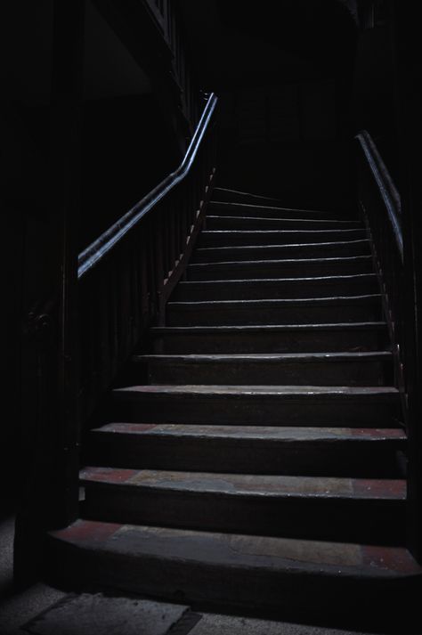 Dark Stairs Aesthetic, Stairs Dark Aesthetic, The Vanishing Stair Aesthetic, Creepy Staircase, Dark Stairway, Staircase Aesthetic, Dark Stairs, Stairs Aesthetic, Foto Scale