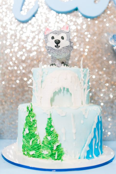 A Cool Winter Woodland Celebration for Randall | https://babyandbreakfast.ph/2018/12/28/a-cool-winter-woodland-celebration-for-randall/ Arctic Cake, Arctic Decorations, Arctic Animals Preschool Activities, Cake Push Pops, Happy Birthday Banner Printable, Winter Party Themes, Animals Birthday Party, Themed Baby Shower Ideas, Woodland Birthday Party