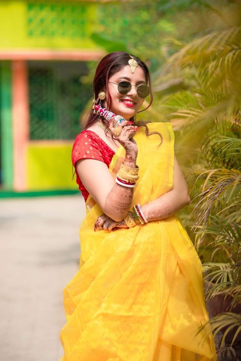 Haldi Outdoor Photoshoot, Bengali Bride Haldi Look, Haldi Portrait, Haldi Shoot Poses, Holud Bride, Bengali Bride Reception Look, Haldi Look For Bride, Haldi Pose, Haldi Shoot