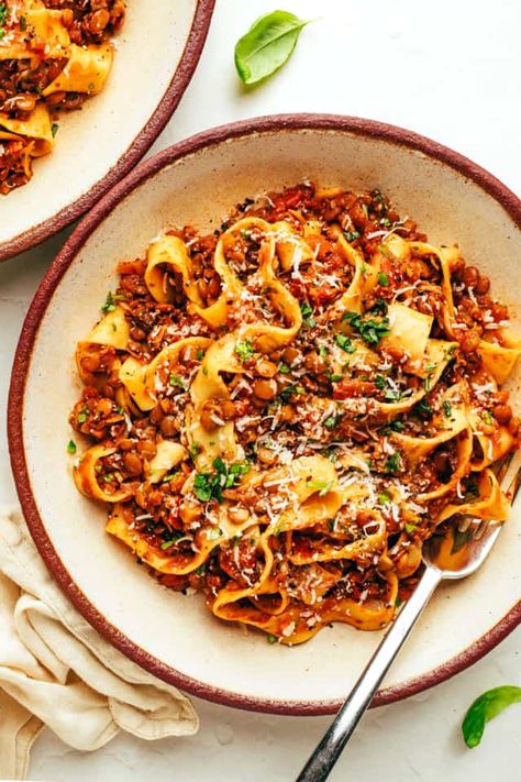 This hearty lentil bolognese recipe is naturally gluten-free, vegetarian and vegan and simmered with a garlicky mushroom-herb tomato sauce. Feel free to serve for dinner with pasta, gnocchi, mashed potatoes, polenta or whatever sounds good! | gimmesomeoven.com Lentil Sauce, Vegan Lentil Bolognese, Fiber Fueled, Vegeterian Dishes, Mushroom Tomato, Pasta Gnocchi, Pasta Healthy, Gluten Free Gnocchi, Lentil Bolognese