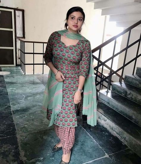 Punjabi dress punjabi beauty Hot Dresses Tight, Punjabi Dress, Salwar Kamiz, Teen Girl Dresses, Beautiful Dresses Short, Indian Beauty Saree, Desi Beauty, My Friend