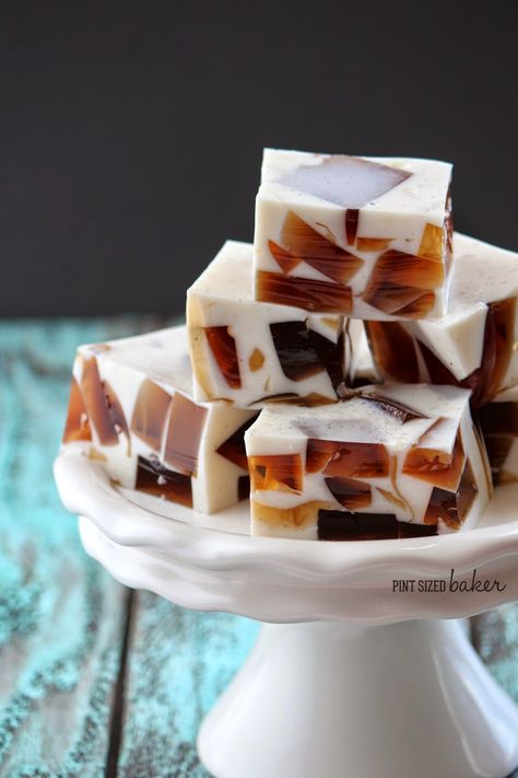 Root Beer Float Jello - Pint Sized Baker Jello Dessert Recipes, Gelatin Recipes, Jello Desserts, Root Beer Float, Jello Recipes, Beer Recipes, Köstliche Desserts, Root Beer, Summer Desserts