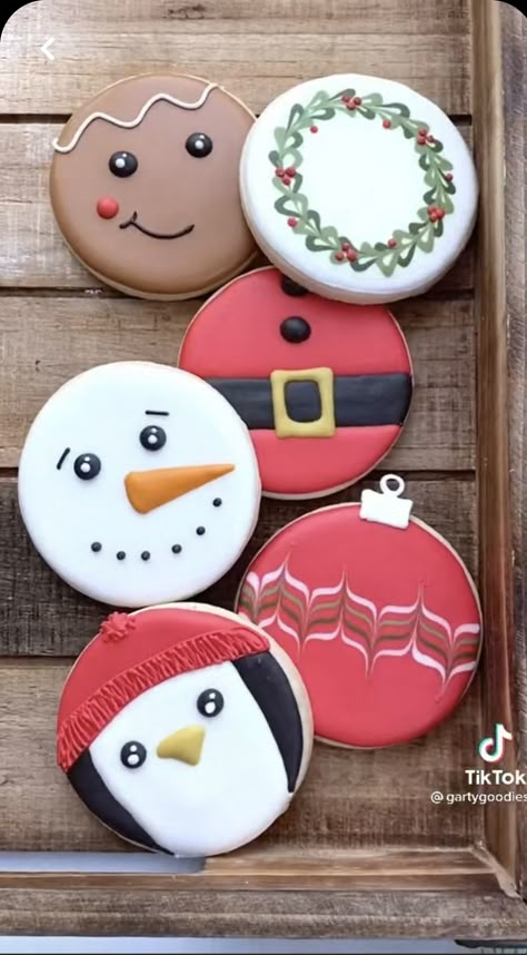 Round Holiday Cookies Decorated, Circle Christmas Sugar Cookie Designs, Circle Royal Icing Cookies Christmas, Christmas Circle Sugar Cookies, Royal Icing Cookies Designs Circle, Round Christmas Cookies Royal Icing, Cookie Decorating Circle, Decorated Circle Cookies, Ornament Cookies Royal Icing