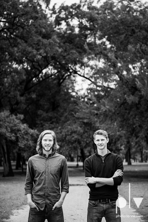 Family Portrait Poses For 5, Brothers Poses, Twin Senior Pictures, Fort Worth Downtown, Brother Poses, Brothers Photo, Brother Pictures, Sibling Photo Shoots, Brothers Photography