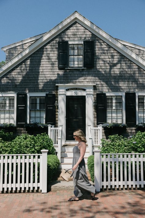 24 Things To Do in Nantucket - wit & whimsy Nantucket Fashion, Things To Do In Nantucket, Nantucket Restaurants, Brant Point Lighthouse, Famous Lighthouses, Nyc Guide, Famous Houses, Summer Fashions, Well Traveled