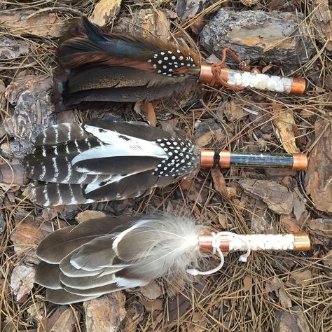 Clear handled Smudge Fans, infused with your choice of quartz, obsidian, amethyst, selenite or seashells adorned with copper. Prices from… | Instagram Smudge Feathers, Feather Crafts Diy, Smudging Feathers, Feather Diy, Native American Flute, Ritual Tools, Feather Fan, Witchy Crafts, Native American Crafts