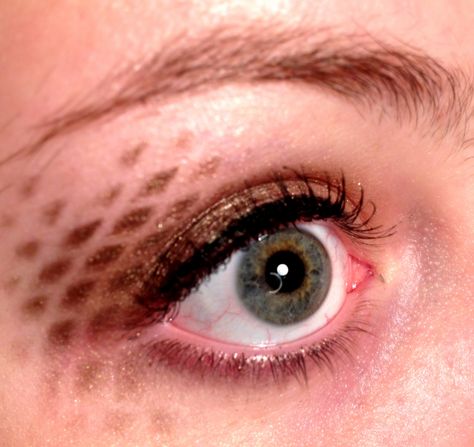 You can use old fishnet, stencils, or any other texture to create awesome makeup effects Fishial Skin, Fishnet Makeup, Fish Eyeliner Eye Makeup, Fish Scale Face Paint, Fishnet Scales Makeup, Fishnet Makeup Mermaid, Makeup Effects, Awesome Makeup, Halloween 23