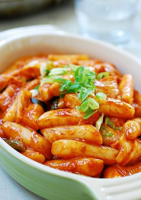 Tteokbokki is No. 1 street food in Korea. Learn how to make it with this easy to follow recipe with step by step photos. Simply addictive! Tteokbokki Recipe Easy, Cakes Korean, Korean Bapsang, Koreansk Mad, Tteokbokki Recipe, Broiled Chicken Breast, Korean Rice Cake, Rice Cake Recipes, Chandelier Cake