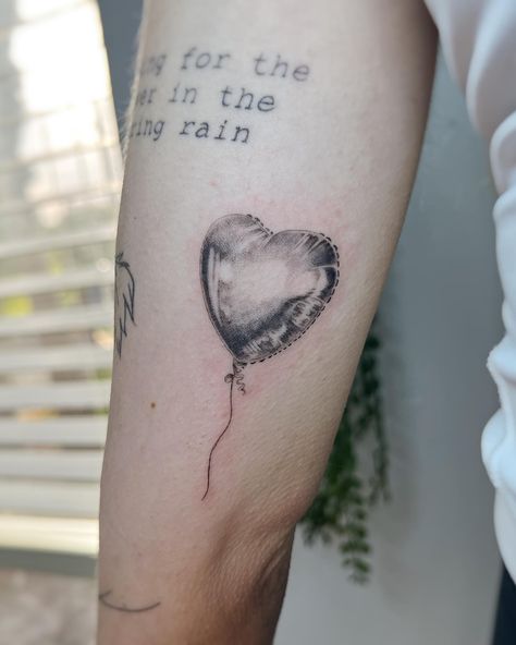 💕Happy Galentines season Darlings💕 Let’s celebrate w/ more chrome heart balloon tattoos! I can’t stop thinking about how freakin cool this piece came out — thank you Chloe for letting me do it for you! Leave a comment below if you’re in need of some chrome hearts— I would LOVE to do more 🤭🥰✨ #chrometattoo #chromeballoon #balloontattoo #finelinetattooing #floridatattooshop #valentinestattoo Chrome Balloon Tattoo, Foil Balloon Tattoo, Star Balloon Tattoo, Balloons Tattoo, House Of Balloons Tattoo, Black Balloon Tattoo, Balloon Heart Tattoo, Fine Line Balloon Tattoo, Heart Balloon Tattoo