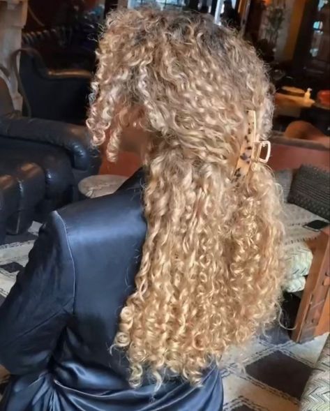 Curly Hair Blonde Black Women, Coily Blonde Hair, Big Curly Blonde Hair, Mixed Girl Blonde Hair, Blonde 3c Hair, Blonde Curly Hair Aesthetic, Golden Blonde Hair Black Women, Honey Blonde Hair Curly, Blonde Natural Curly Hair