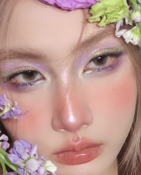 Glow Pink Aesthetic, Purple And Green Eye Makeup, Fairy Looks Makeup, Purple Green Makeup, Purple And Green Makeup, Green And Purple Makeup, Purple Fairy Makeup, Douyin Beauty, Purple Makeup Looks