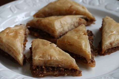 Egyptian Baklava, Egyptian Dessert Recipes, Egyptian Foods, Egyptian Desserts, Spiced Walnuts, Arabic Dessert, Baklava Recipe, Egyptian Food, Arabic Sweets