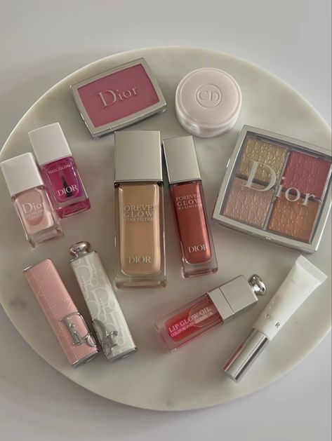 #dior #diormakeup #diorbeauty #makeup Dior Makeup Set, Makeup Dior, Trendy Stuff, Dior Lip Glow, Makeup Bag Essentials, Makeup Is Life, Ethereal Makeup, Dior Makeup, Dior Beauty