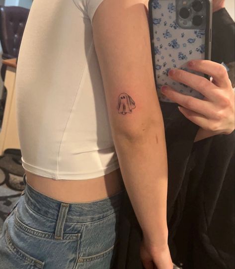 Phoebe bridgers inspired tattoo Phoebe Bridgers Tattoos She Has, Phoebe Ghost Tattoo, Phoebe Bridgers Inspired Tattoo, Tattoos Phoebe Bridgers, Phoebe Ghost, Two Ghosts Tattoo, Phoebe Tattoo, Pheobe Bridgers Tattoo Ideas, Phoebe Bridgers Ghost