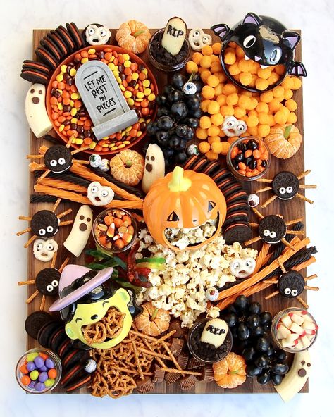 Chacutery Board Ideas Spooky, Muffins Halloween, Holiday Charcuterie, Postres Halloween, Spooky Snacks, Ghost Party, Halloween Food Treats, Snack Board, Halloween Dinner