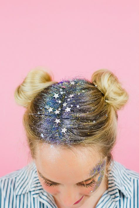 DIY you own Glitter Station at you Wedding or party. How to do glitter face/ hair makeup for a festival. Glitter Station, Glitter Face Makeup, Glitter Roots, Festival Makeup Glitter, Make Your Own Makeup, Festival Glitter, Makeup Glitter, Look Festival, Glitter Face