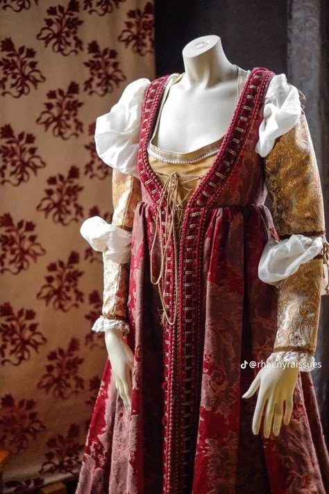 Italian Rennaisance Clothing, Rennaisance Outfits, Fair Outfits, Old Fashion Dresses, Fantasy Dresses, Medieval Dress, Medieval Clothing, Medieval Fashion, Fantasy Dress