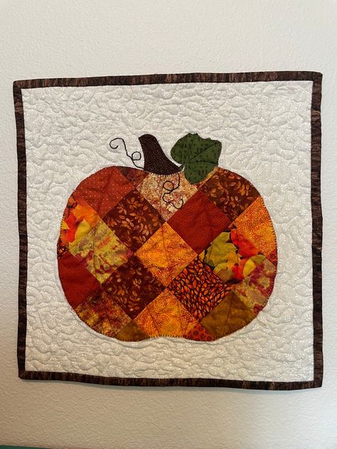 Quilted Fall Pumpkin Wall Hanging with machine appliqué. 12"x12" Quilted Fall Pillows, Pumpkin Quilts, Autumn Pillows, Pumpkin Wall Hanging, Fall Quilt Patterns, Fall Quilt, Wool Wall Hanging, Pumpkin Wall, Christmas Tree Quilt