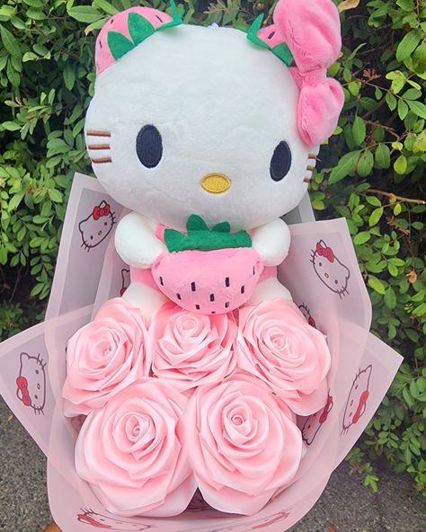 Hello Kitty Fresita Bouquet 💐 DM to place order . . . . . #hellokittybouquet #ramoderosas #rosaseternas #eternalgiftsbyevelyn #eternalflorist #eternalroses #hellokittyramo #ramodehellokitty #pinkroses #fresitaramo #ramoparaella #hklover #sanrioramo #bouquetforlittlegirl Hello Kitty Flower Bouquet, Hello Kitty Bouquet, Hello Kit, Glitter Roses, Pink Glitter, Random Things, Pink Roses, Flowers Bouquet, Florist