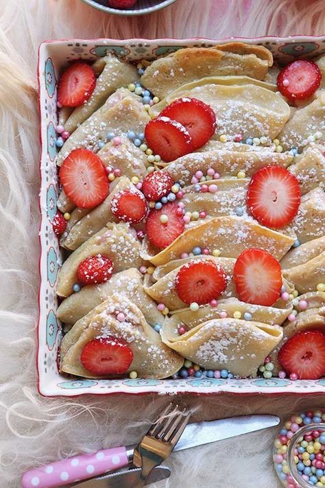 This is quite possibly the BEST breakfast/brunch recipe ever! Show off your cooking skills with this easy Strawberry Crepe Casserole gorgeous recipe. MarlaMeridith.com Crepe Casserole, Strawberry Cream Cheese Filling, Strawberry Crepe, Strawberry Crepes, Breakfast Crepes, Brunch Recipe, Big Breakfast, The Best Breakfast, Crepe Recipes