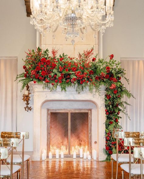 Red And Green Wedding Theme Receptions, Chic Christmas Wedding, Christmas Event Decor, Red Green Wedding, Christmas Wedding Reception, Red And Green Wedding, Wedding Decor Red, Elegant Christmas Wedding, Aesthetic Holiday