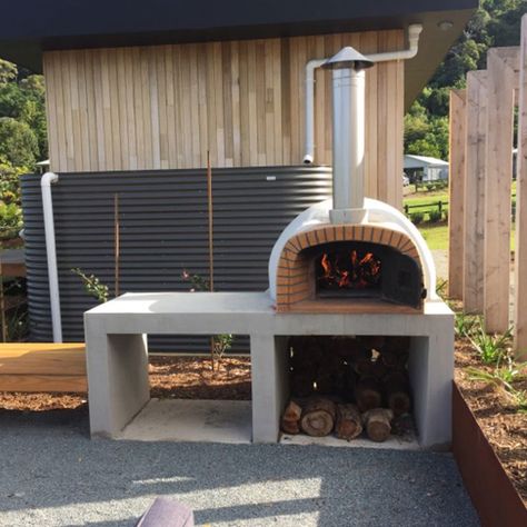 Small Pizza Oven Outdoor, Outdoor Fire And Pizza Oven, Outside Pizza Oven Ideas, Outdoor Pizza Oven Area Diy, Bbq Pizza Oven Outdoor Area, Calabrian Pizza, Outdoor Pizza Oven And Bbq, Concrete Pizza Oven, Outdoor Pizza Oven And Fireplace