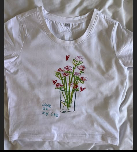 What To Draw On A Tshirt, Painting On A Shirt, Diy Graphic Tee Paint, Painting On Tshirts Aesthetic, Tee Shirt Painting Ideas, Shirt Painting Ideas Aesthetic Diy, Painting A Shirt, Things To Paint On Shirts, Clothes Painting Ideas Tshirt