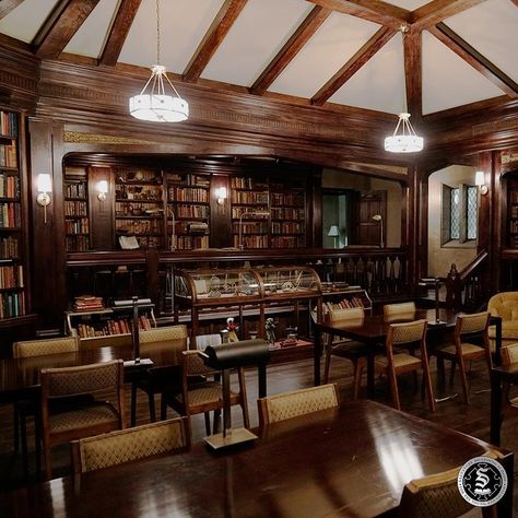 The Stefan Salvatore Memorial Library is ready for the new semester to begin! College Dorm Food, Boarding School Dorm, Salvatore Boarding House, Vampire Diaries Quiz, Vampire House, Dorm Food, Boarding House, Group Home, Common Room