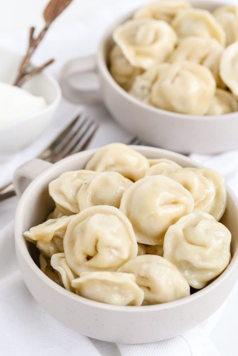 Pelmeni - Momsdish Pelmeni Recipe, Russian Pelmeni, Russian Dumplings, Russia Food, Meat Dumplings, Pierogi Recipe, Ukrainian Recipes, Fettuccine Alfredo, Idee Pasto Sano