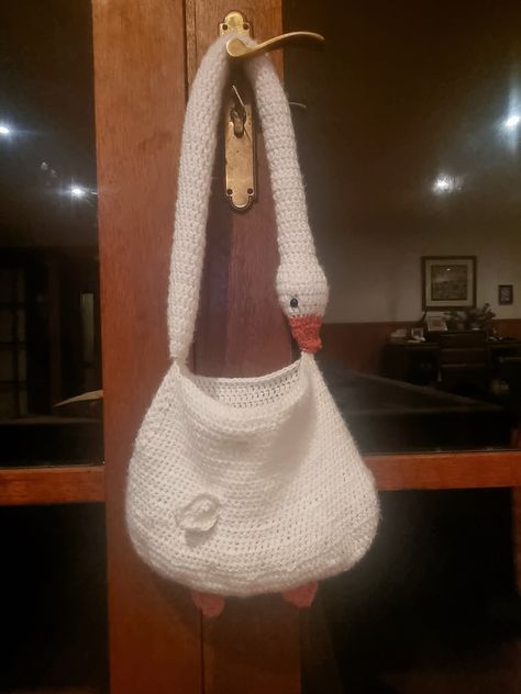 Goose tote bag! Goose Bag Crochet, Goose Bag, Crochet Goose, Crochet Creations, Crochet Tote Bag, Crochet Tote, Crochet Bag, Crochet Projects, Gift Ideas