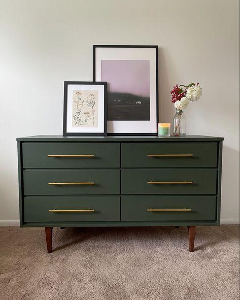 Comode Design Ideas, Green Bedroom Dresser, Olive Green Furniture, Chest Of Drawers Decor, Mcm Dresser, Retro Dresser, Green Dresser, Feature Wall Bedroom, Painted Furniture Colors