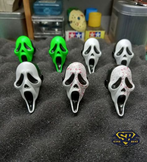 Ghostface Clay Art, Polymer Clay Horror Miniatures, Scary Clay Sculpture, Horror Clay Ideas, Polymer Clay Horror, Clay Ghostface, Horror Action Figures, Scream Characters, Sculpting Ideas