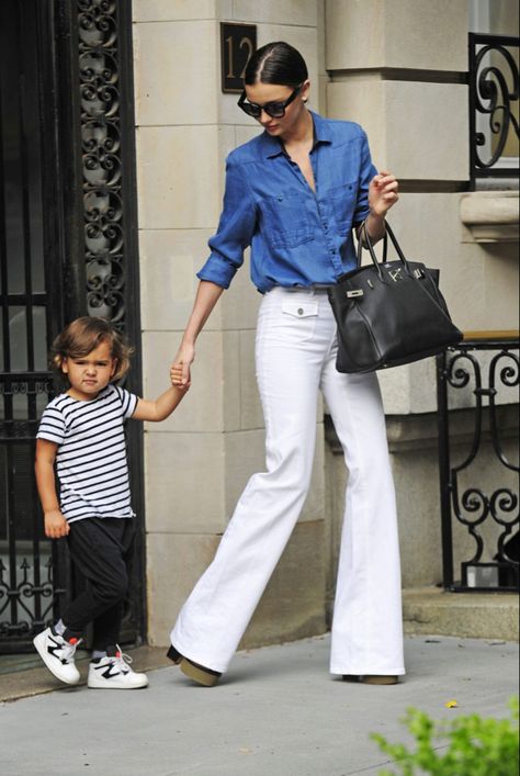 White Flare Jeans Outfit, White Jeans Outfit Summer, Miranda Kerr Outfits, Flair Jeans Outfit, White Jeans Summer, How To Wear White Jeans, Flare Jeans Outfit, Miranda Kerr Style, White Flared Jeans